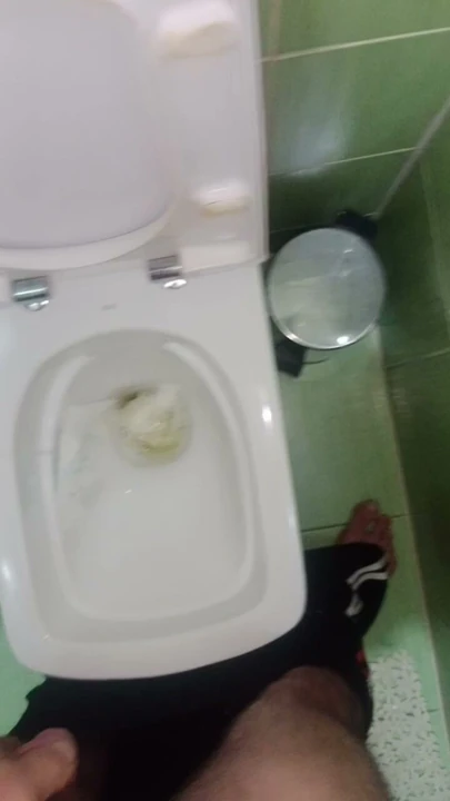 İdrar yaparken kendimi izlemeyi ve kaydetmeyi seviyorum