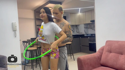 Utangaç üvey kız kardeşim jimnastikçi olmak istiyor ve ona hayatının en iyi sikişini vererek yardım ediyorum.