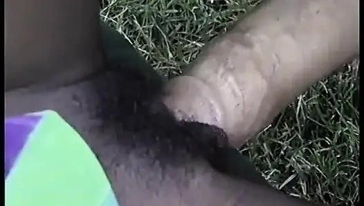 Ateşli zenci bebek soyunuyor ve sonra büyük siyah yarağı emiyor