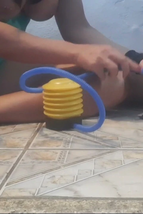 Ayak Pompası Ve Koli Bandı Kullanarak Kadın Hakimiyetini Uyguluyor.
