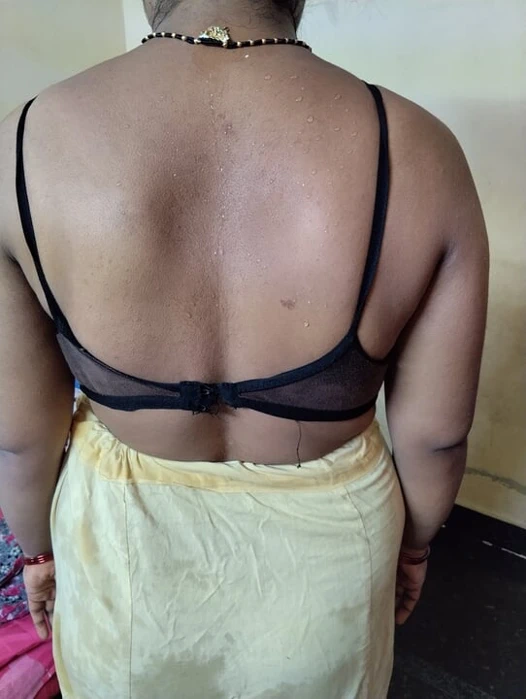 Hintli saira teyze banyo yapıyor, Hintli kadınlar banyo yapıyor, ev hanımı banyo yapıyor ve sıkı amını sabunla yıkıyor