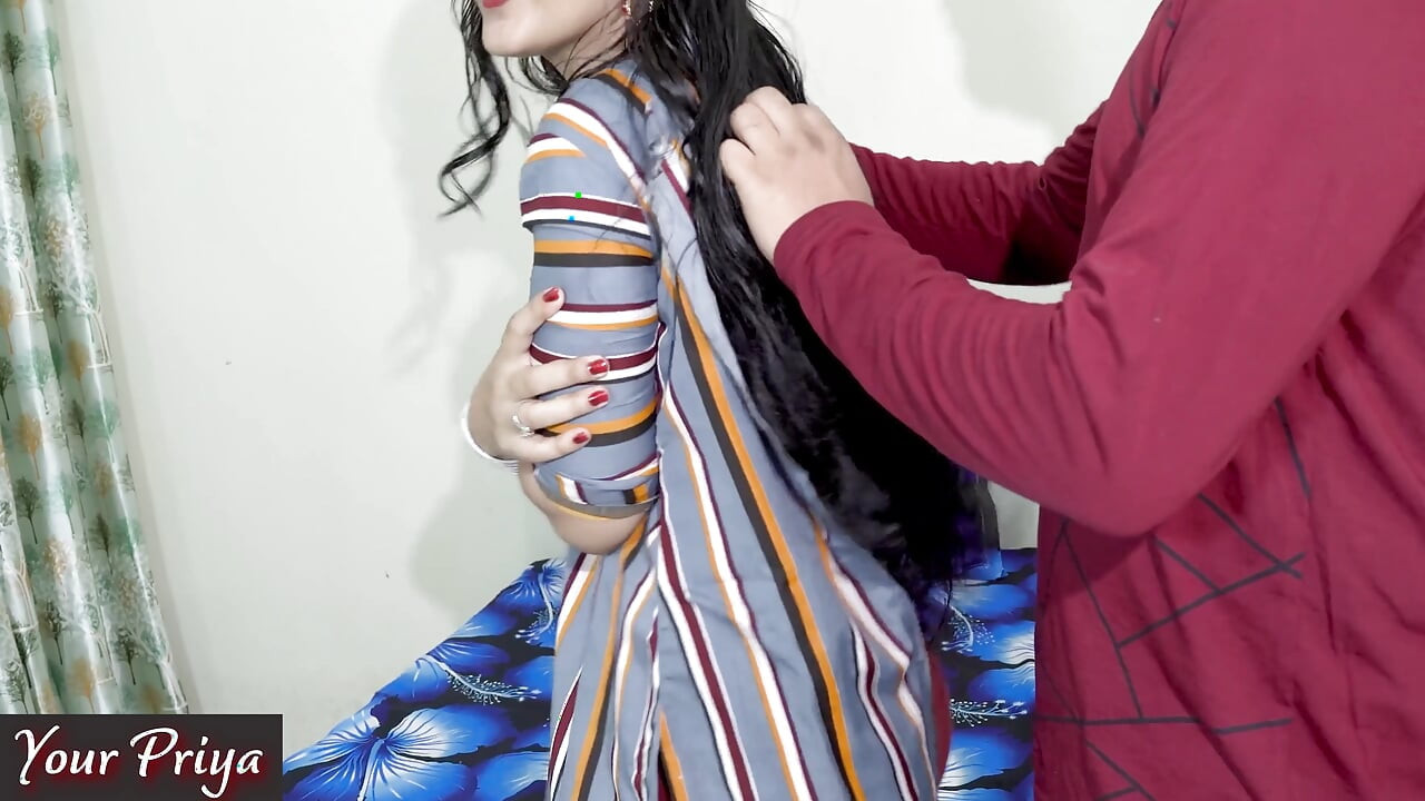 Üvey kız kardeş gömleğini yırttı ve Hintçe ses kaydında anal seks istiyor