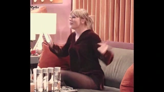 Taylor swift kanepede zıplıyor