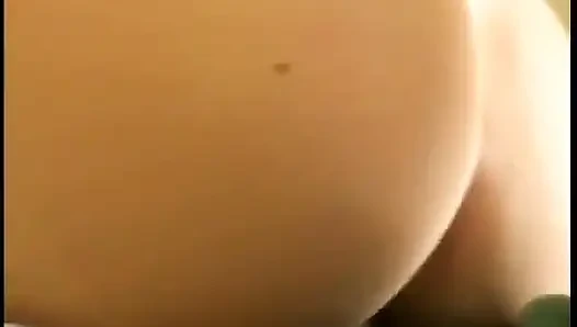 Bu sürtük amına kremalı turta almayı ve dışarı çıkışını izlemeyi seviyor