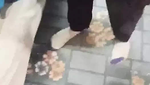 Ateşli kız seks sonrası amını temizliyor