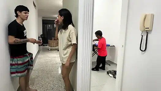Cüce üvey baba kıyafetlerini ütülerken yaramaz ateşli üvey oğlu arkadan sert sikişiyor. Sonunda onları tam eylemde yakalıyor!