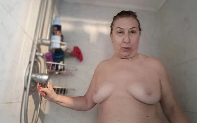 Veronica Rossi official - seni onunla duş almaya davet ediyor