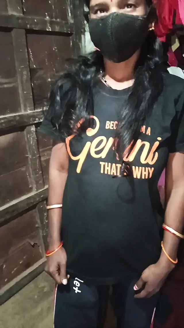 Hintli kız arkadaş odada