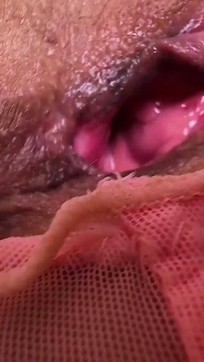 🥭Azgın Pinay lüks iç çamaşırlarını çıkarıyor ve seksi ayaklarını, büyük meme uçlarını ve sıkı sert poposunu gösteriyor | Klip 2