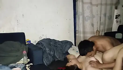 Pinay inliyor, sikişmeyi seviyor