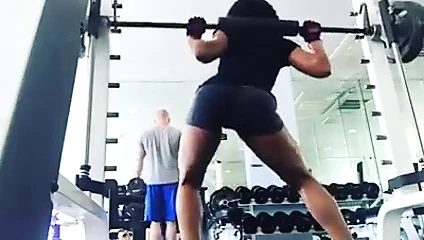 Ganimet squat yapıyor