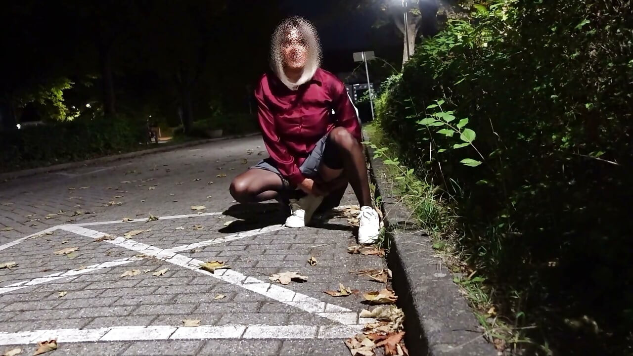 Çoraplı otoparkta dildomu sikiyorum