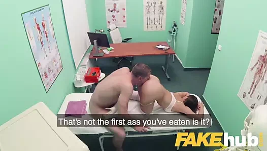 Sahte hastane masöz sıcak ıslak kedi ve oyuncak orgazm