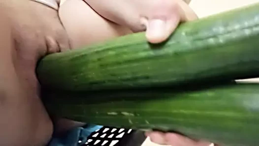 Meine Sklaven Fotze wird von 2 Gurken abgefickt