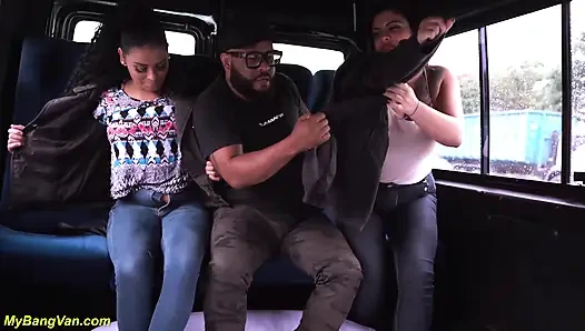 Tombul orta yaşlı seksi kadınlar anal seks minibüsü grup seks için yakalandı