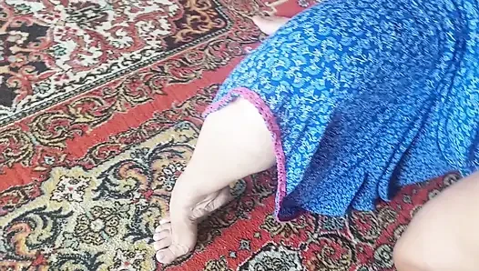 Selena'nın yakın çekim ayakları poz ve oral seks yutuyor