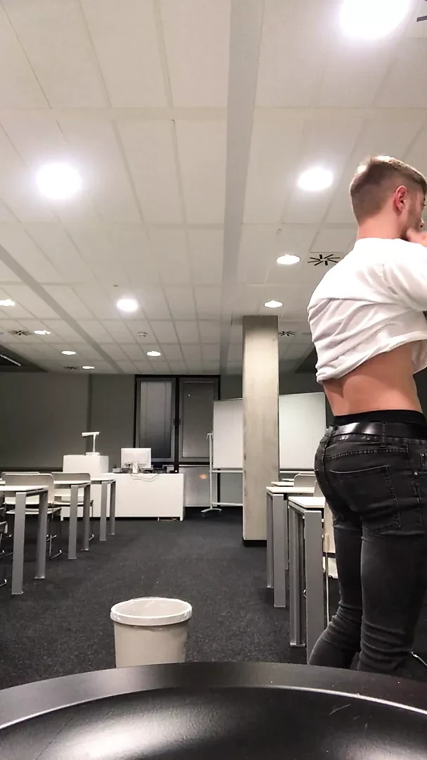 Немецкий паренек в публичном классе кончает