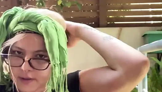 Sabah açık havada sigara içme ayini - iri güzel Brezilyalı orta yaşlı seksi kadın tanrıça