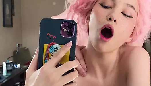 Elleri kelepçeli güzel bir Asyalı kızı becerdim.