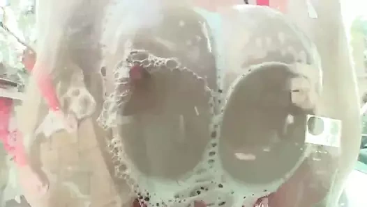 Göğüse karşı Cristal, otra chichona lavando un auto