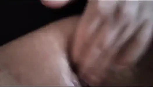 Sırılsıklam ıslak amcıkla oynanıyor