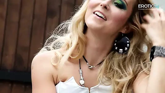 Orta yaşlı seksi kadın mükemmel vücudunu motosikletle gösteriyor ve sonra Eroticolny'de kamera şovu yapıyor!