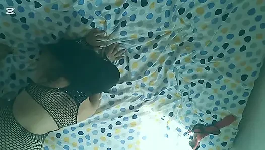 Hintli gerçek evli kadın maskeli gırtlağına kadar alıyor ev videosu