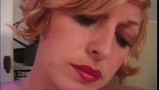 Lateksli iki sarışın sahibe genç köle kıza ateşli mum ağdası döküyor