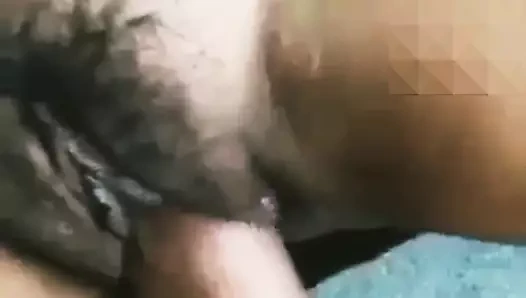 Kolkatalı kadın amını gösteriyor