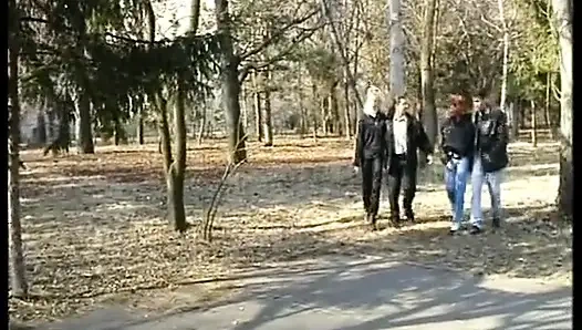 Alman kapılarının arkasında özenle sikiliyor