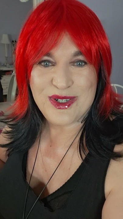 Dışarıda olduğunu biliyorum! İzlediğini biliyorum, bana söyleyebilirsin, sana her şeyi anlatırım!