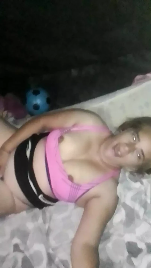 Başka bir çekim: kız arkadaşım mavi tangasıyla mastürbasyon yapıyor