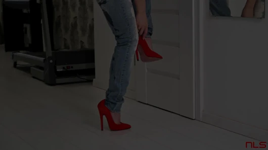 Nelly Kent kendi üstüne işiyor