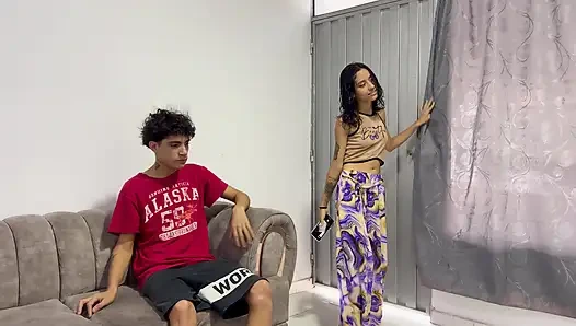 Güzel bir yabancının cinsel arzularını yerine getiriyorum ve bana zengin dar götünü sunuyor.