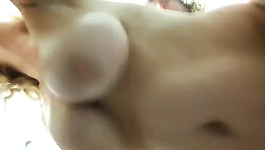 Büyük memeli kadın banyoda yarak alıyor!