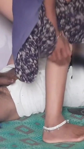 Незабываемый момент из "Лучшей горячей пары апни жены Годи Bana Chuda"