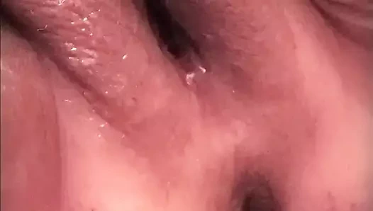 Tombul amcık fışkırtıyor! İri güzel kadın amcığımın vibratörle fışkırtını izle.