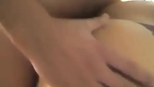 Güzel bir Avrasyalı kadın porno macerası deniyor