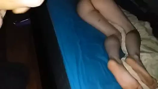 kız arkadaşını göstererek mastürbasyon yapıyor