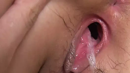 Junge Asiatin bekommt den Arsch geleckt und die Pussy gefingert und danach noch einen Crampie