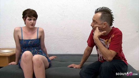 Kısa saçlı pawg genç kız mastürbasyon yaparken yakalandıktan sonra annesinin yeni arkadaşı tarafından sikiliyor