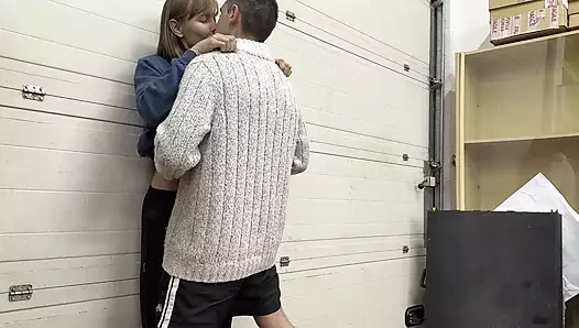 İş yerinde depoda hızlı bir sikiş