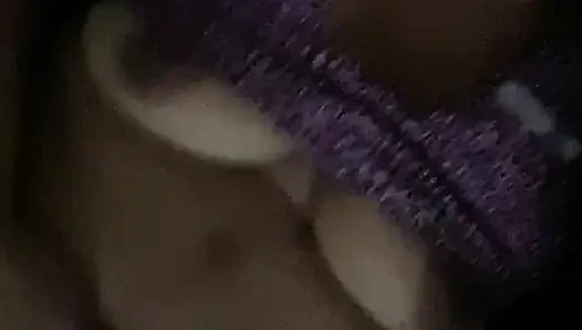 Bu güzel klitorisin ovuşturup öpülüyor