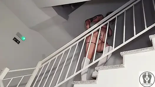 Riskli halka açık çıplak tombul binada açık havada işiyor