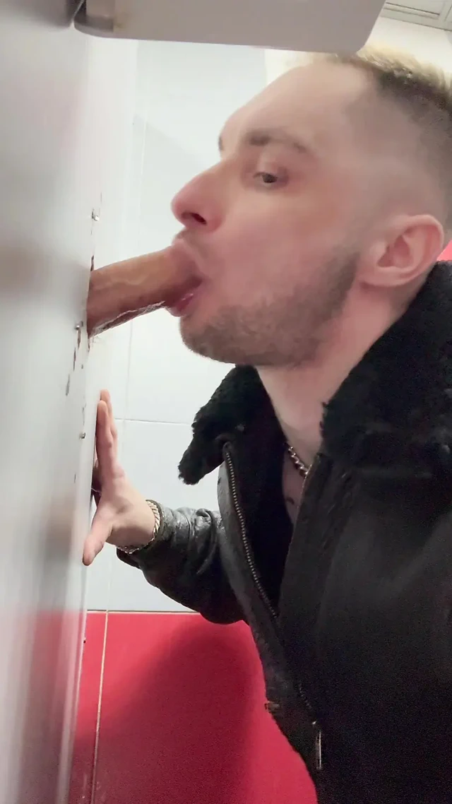 Gopnik, istasyonun tuvaletindeki Glory'nin deliğinden penis emiyor