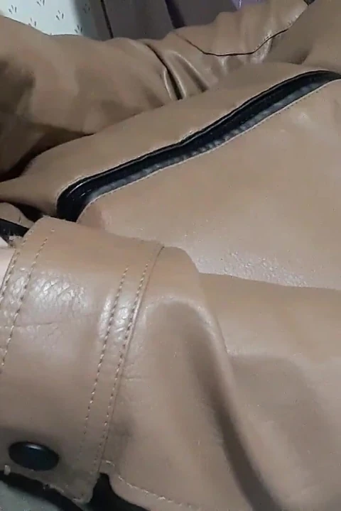 Yeni deri cekete boşalma