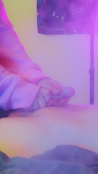 Utangaç femboy şehvetli elle boşalıyor | Klip 1