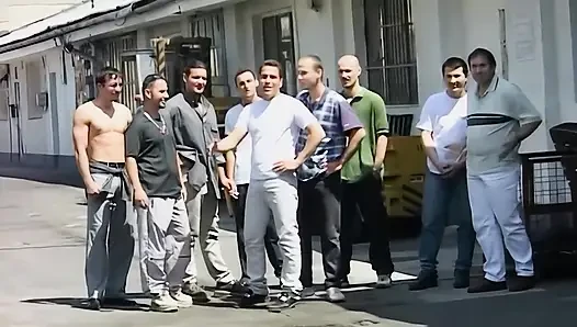 Sarışın Ve Asyalı Sürtükler açık Havada Birden Fazla Yarakla Sert Grup Seks Yapıyor
