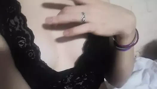 Siyah dantelli iç çamaşırlı nazik striptiz. yakın çekim