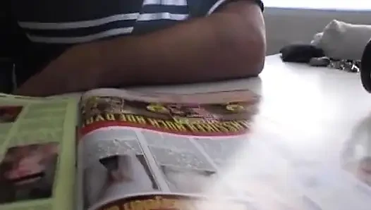 Bir oyuncak ve gerçek bir yarakla sikilen yaramaz Alman genç kız